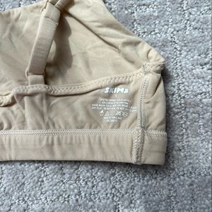 SKIMS - FITS EVERYBODY SCOOP NECK BRA | SAND